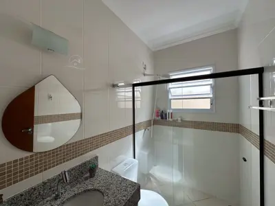 Casa - Térrea com piscina com 3 quartos (sendo 1 suite(s)) a 750,00 metros praia.