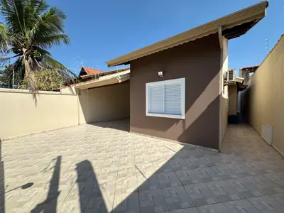 Casa - Térrea com piscina com 3 quartos (sendo 1 suite(s)) a 750,00 metros praia.