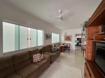 Casa - Térrea com piscina com 3 quartos (sendo 1 suite(s)) a 750,00 metros praia.