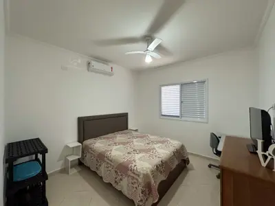Casa - Térrea com piscina com 3 quartos (sendo 1 suite(s)) a 750,00 metros praia.