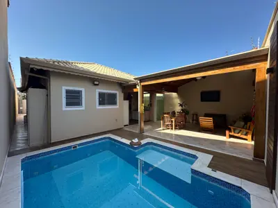 Casa - Térrea com piscina com 3 quartos (sendo 1 suite(s)) a 750,00 metros praia.