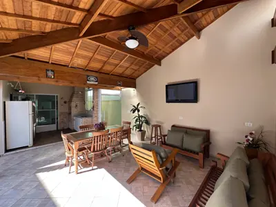 Casa - Térrea com piscina com 3 quartos (sendo 1 suite(s)) a 750,00 metros praia.
