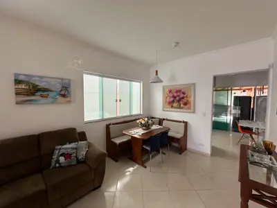 Casa - Térrea com piscina com 3 quartos (sendo 1 suite(s)) a 750,00 metros praia.