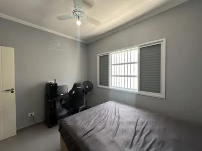 Casa - Sobrado com 3 quartos (sendo 2 suite(s)) a 750,00 metros praia.