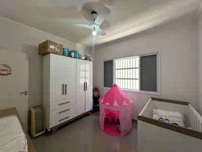Casa - Sobrado com 3 quartos (sendo 2 suite(s)) a 750,00 metros praia.