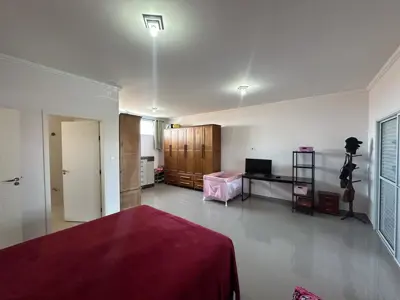 Casa - Sobrado com 3 quartos (sendo 2 suite(s)) a 750,00 metros praia.