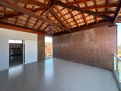 Casa - Sobrado com 3 quartos (sendo 2 suite(s)) a 750,00 metros praia.