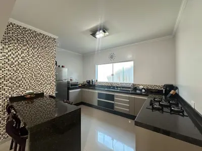 Casa - Sobrado com 3 quartos (sendo 2 suite(s)) a 750,00 metros praia.