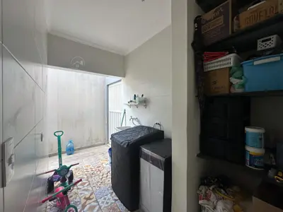 Casa - Sobrado com 3 quartos (sendo 2 suite(s)) a 750,00 metros praia.