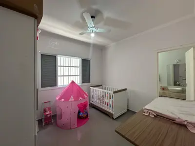 Casa - Sobrado com 3 quartos (sendo 2 suite(s)) a 750,00 metros praia.