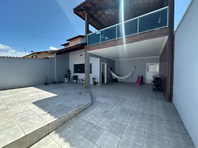 Casa - Sobrado com 3 quartos (sendo 2 suite(s)) a 750,00 metros praia.