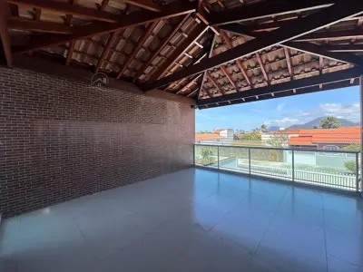 Casa - Sobrado com 3 quartos (sendo 2 suite(s)) a 750,00 metros praia.