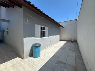 Casa - Sobrado com 3 quartos (sendo 2 suite(s)) a 750,00 metros praia.