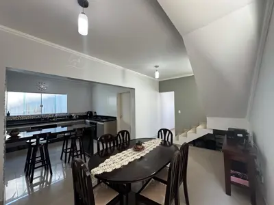 Casa - Sobrado com 3 quartos (sendo 2 suite(s)) a 750,00 metros praia.