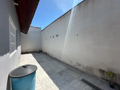 Casa - Sobrado com 3 quartos (sendo 2 suite(s)) a 750,00 metros praia.