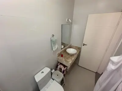 Casa - Sobrado com 3 quartos (sendo 2 suite(s)) a 750,00 metros praia.