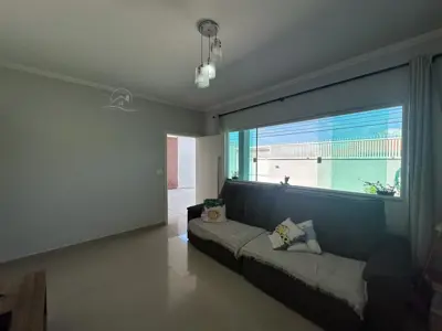 Casa - Sobrado com 3 quartos (sendo 2 suite(s)) a 750,00 metros praia.