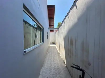 Casa - Sobrado com 3 quartos (sendo 2 suite(s)) a 750,00 metros praia.