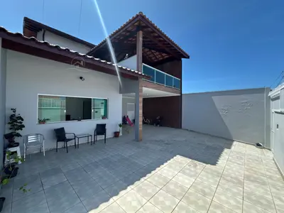 Casa - Sobrado com 3 quartos (sendo 2 suite(s)) a 750,00 metros praia.