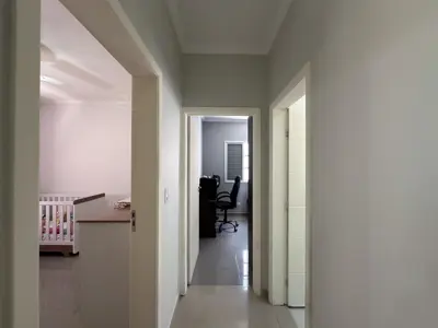 Casa - Sobrado com 3 quartos (sendo 2 suite(s)) a 750,00 metros praia.