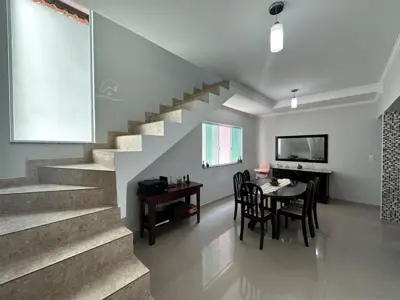 Casa - Sobrado com 3 quartos (sendo 2 suite(s)) a 750,00 metros praia.