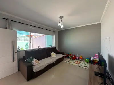 Casa - Sobrado com 3 quartos (sendo 2 suite(s)) a 750,00 metros praia.