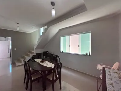 Casa - Sobrado com 3 quartos (sendo 2 suite(s)) a 750,00 metros praia.