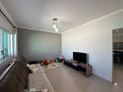 Casa - Sobrado com 3 quartos (sendo 2 suite(s)) a 750,00 metros praia.