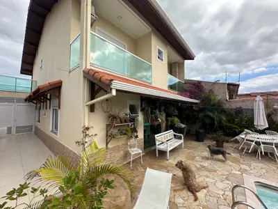 Casa - Sobrado com 4 quartos (sendo 2 suite(s)) a 200,00 metros praia.