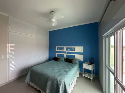 Casa - Sobrado com 4 quartos (sendo 2 suite(s)) a 200,00 metros praia.