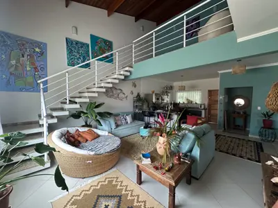 Casa - Sobrado com 4 quartos (sendo 2 suite(s)) a 200,00 metros praia.
