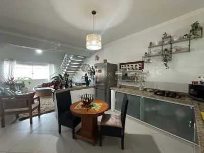 Casa - Sobrado com 4 quartos (sendo 2 suite(s)) a 200,00 metros praia.