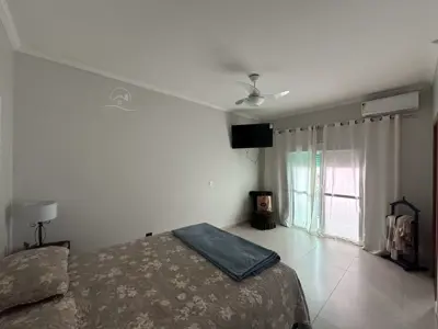 Casa - Sobrado com 4 quartos (sendo 2 suite(s)) a 200,00 metros praia.