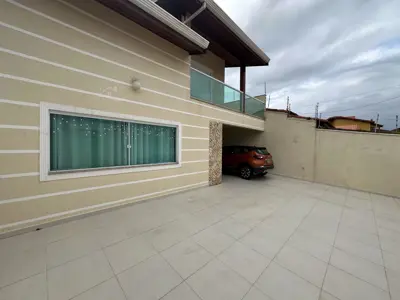 Casa - Sobrado com 4 quartos (sendo 2 suite(s)) a 200,00 metros praia.