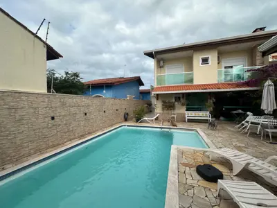Casa - Sobrado com 4 quartos (sendo 2 suite(s)) a 200,00 metros praia.
