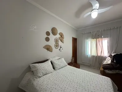 Casa - Sobrado com 4 quartos (sendo 2 suite(s)) a 200,00 metros praia.