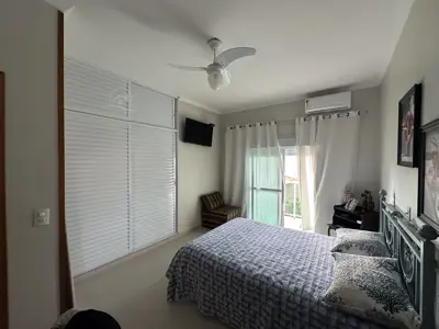 Casa - Sobrado com 4 quartos (sendo 2 suite(s)) a 200,00 metros praia.