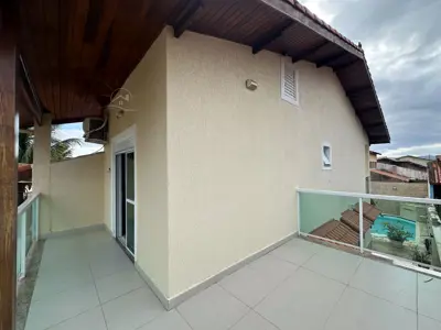Casa - Sobrado com 4 quartos (sendo 2 suite(s)) a 200,00 metros praia.