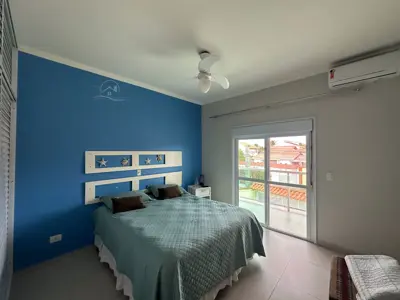 Casa - Sobrado com 4 quartos (sendo 2 suite(s)) a 200,00 metros praia.