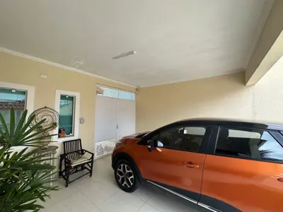 Casa - Sobrado com 4 quartos (sendo 2 suite(s)) a 200,00 metros praia.