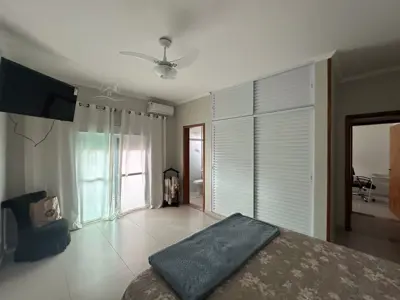 Casa - Sobrado com 4 quartos (sendo 2 suite(s)) a 200,00 metros praia.