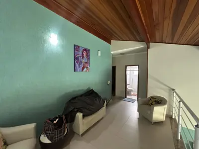 Casa - Sobrado com 4 quartos (sendo 2 suite(s)) a 200,00 metros praia.