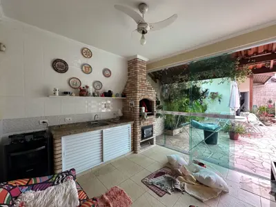 Casa - Sobrado com 4 quartos (sendo 2 suite(s)) a 200,00 metros praia.