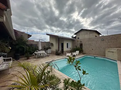 Casa - Sobrado com 4 quartos (sendo 2 suite(s)) a 200,00 metros praia.