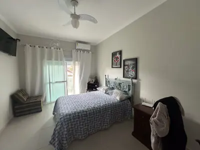 Casa - Sobrado com 4 quartos (sendo 2 suite(s)) a 200,00 metros praia.