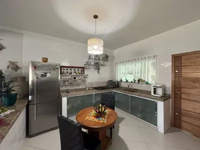 Casa - Sobrado com 4 quartos (sendo 2 suite(s)) a 200,00 metros praia.