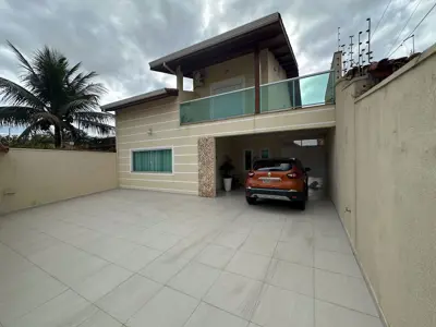 Casa - Sobrado com 4 quartos (sendo 2 suite(s)) a 200,00 metros praia.