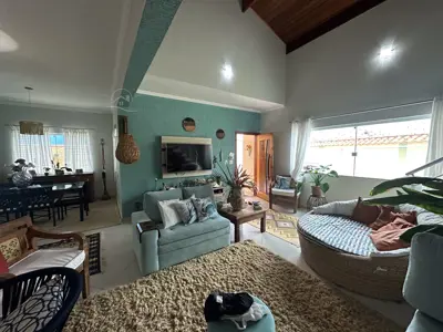 Casa - Sobrado com 4 quartos (sendo 2 suite(s)) a 200,00 metros praia.