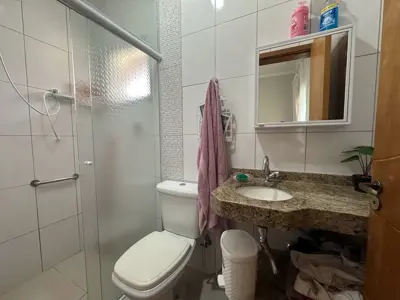 Casa - Sobrado com 4 quartos (sendo 2 suite(s)) a 200,00 metros praia.
