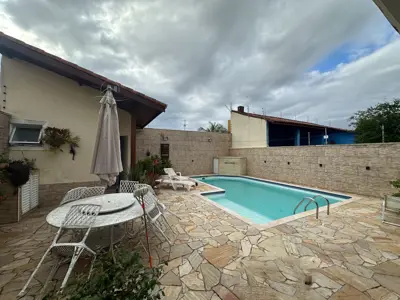 Casa - Sobrado com 4 quartos (sendo 2 suite(s)) a 200,00 metros praia.